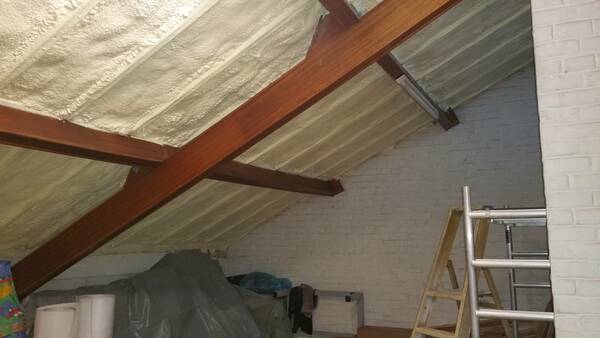 Purhab szigetelés ipari csarnok falán